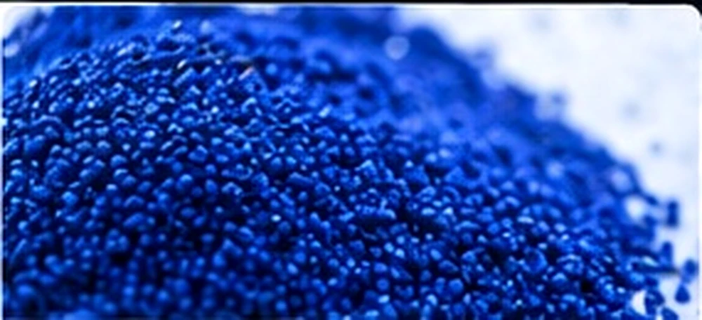 Pellets azuis de polímero