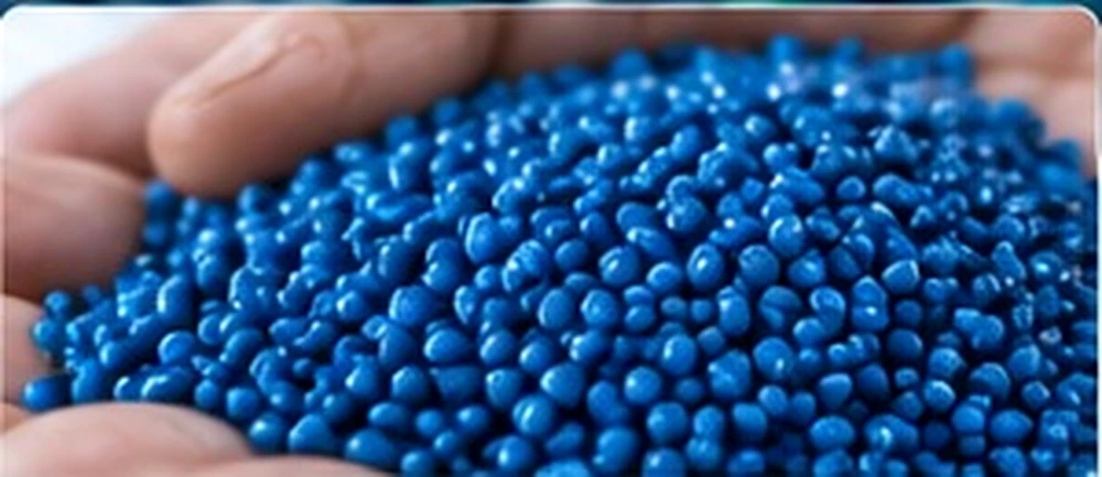 Pellets azuis nas mãos